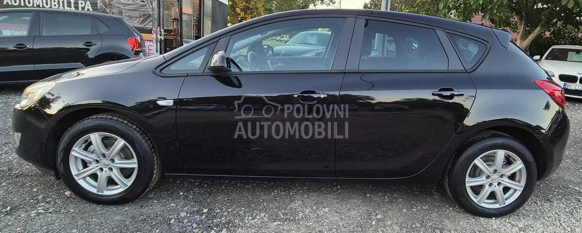 Opel Astra J 2011 photo 3