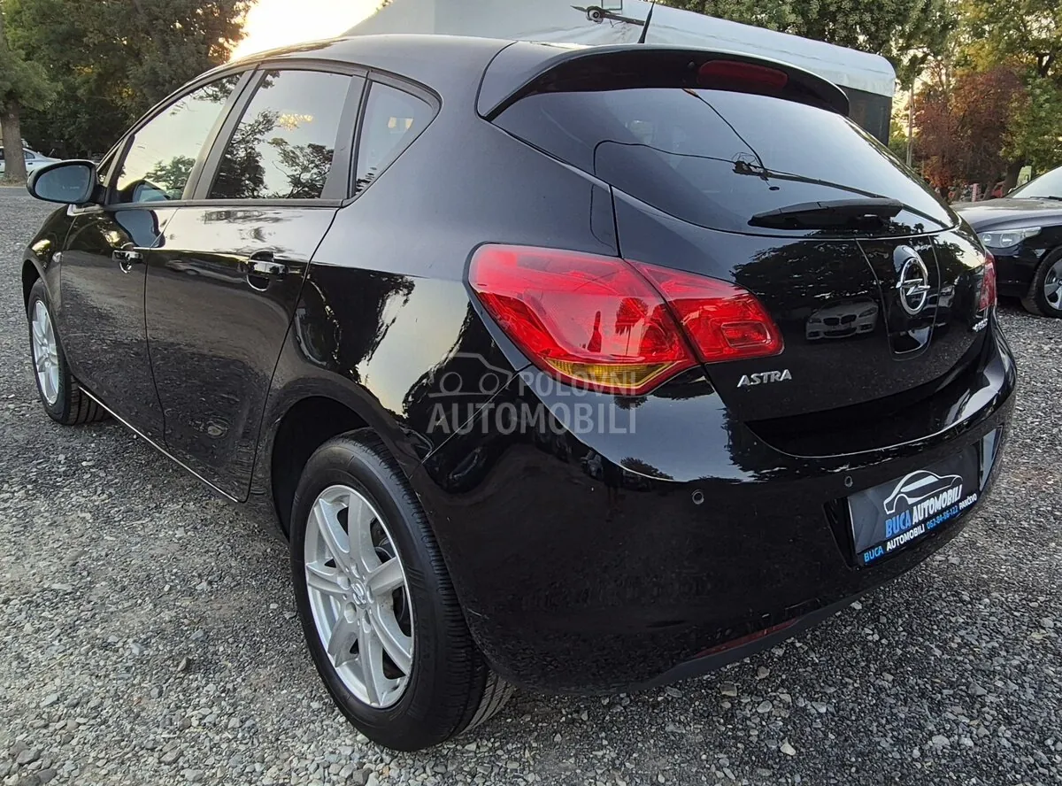Opel Astra J 2011 photo 4