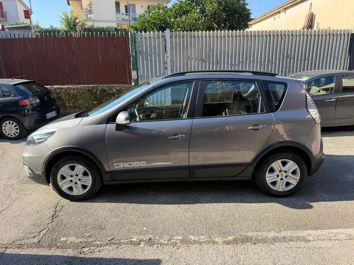 Renault Scenic 2013 photo 2