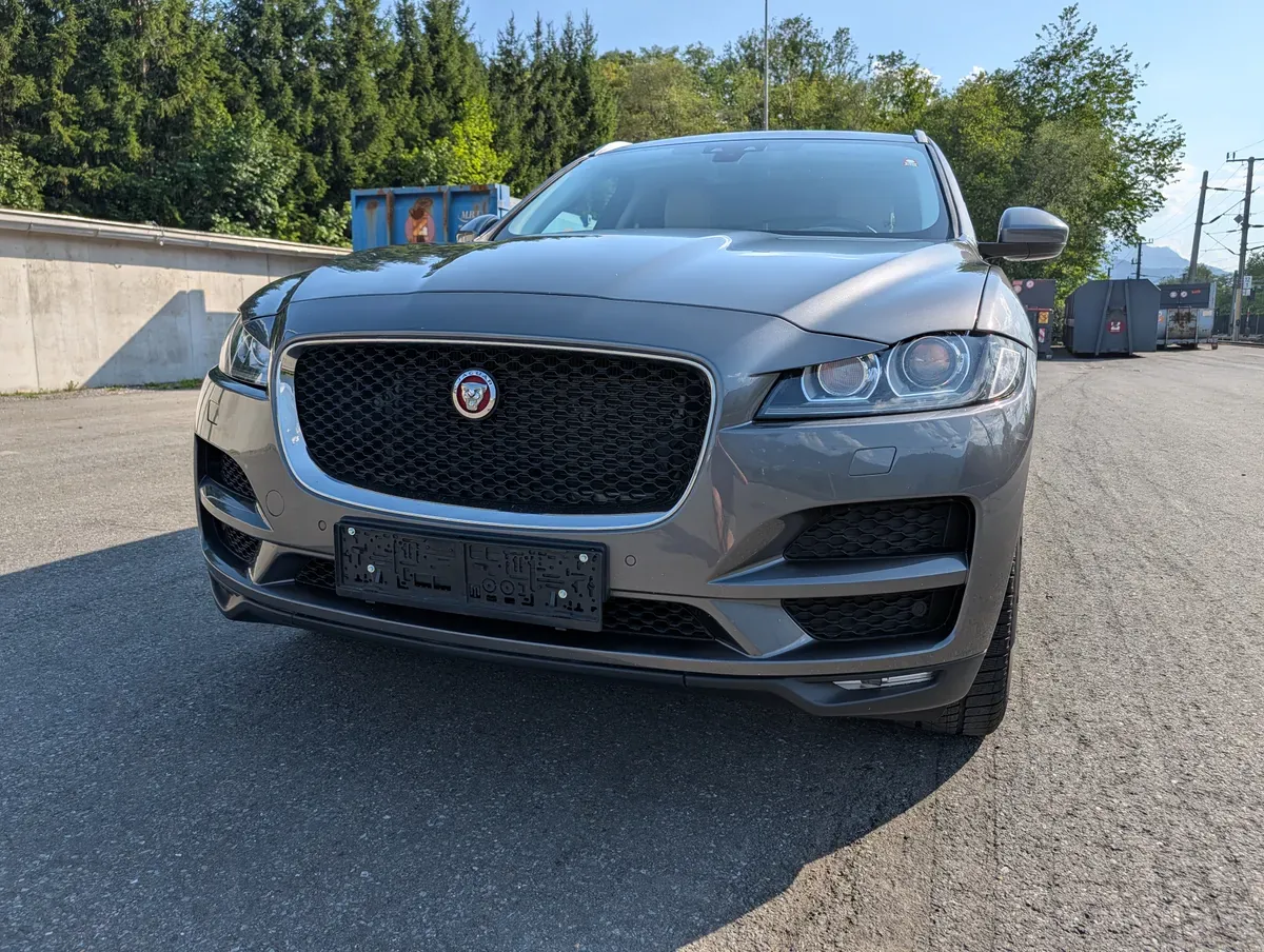 Jaguar F-Pace 2017 photo 2