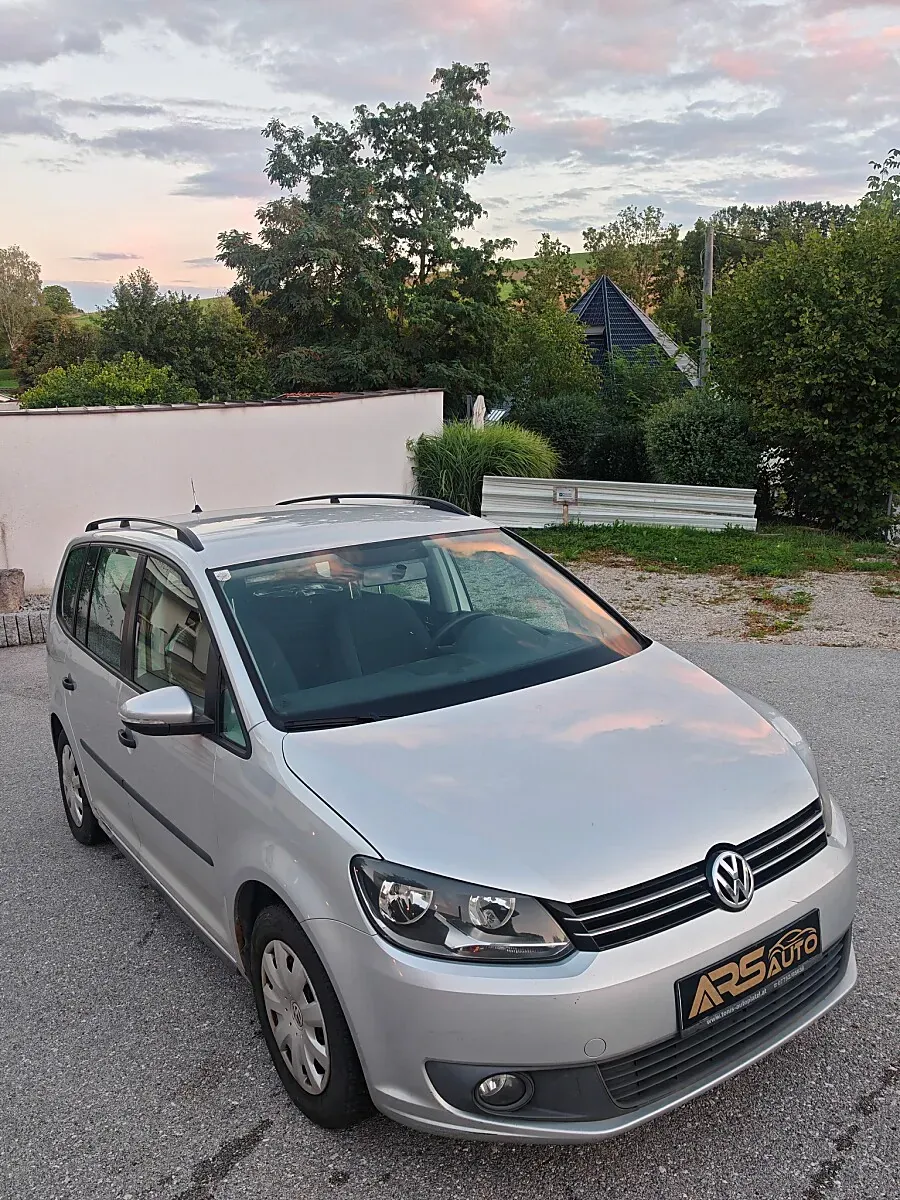 Volkswagen Touran 2011 photo 3