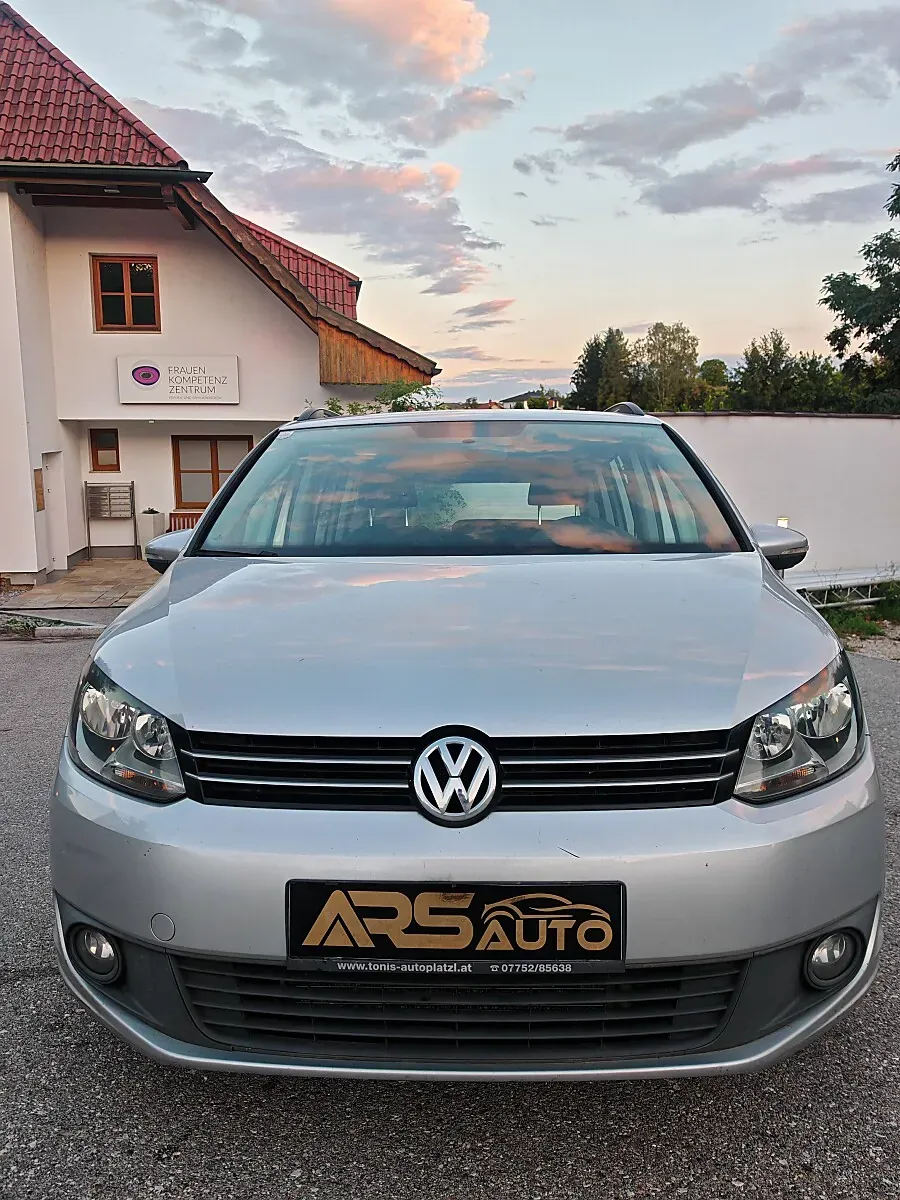 Volkswagen Touran 2011 photo 2