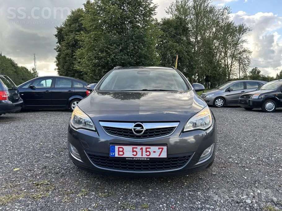 Opel Astra 2011 photo 2