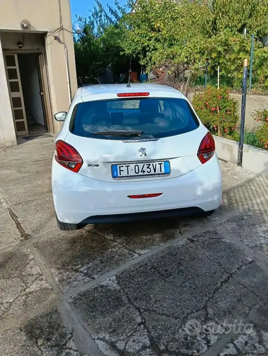 Peugeot 208 2018 photo 2
