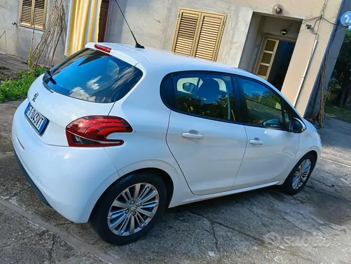 Peugeot 208 2018 photo 3