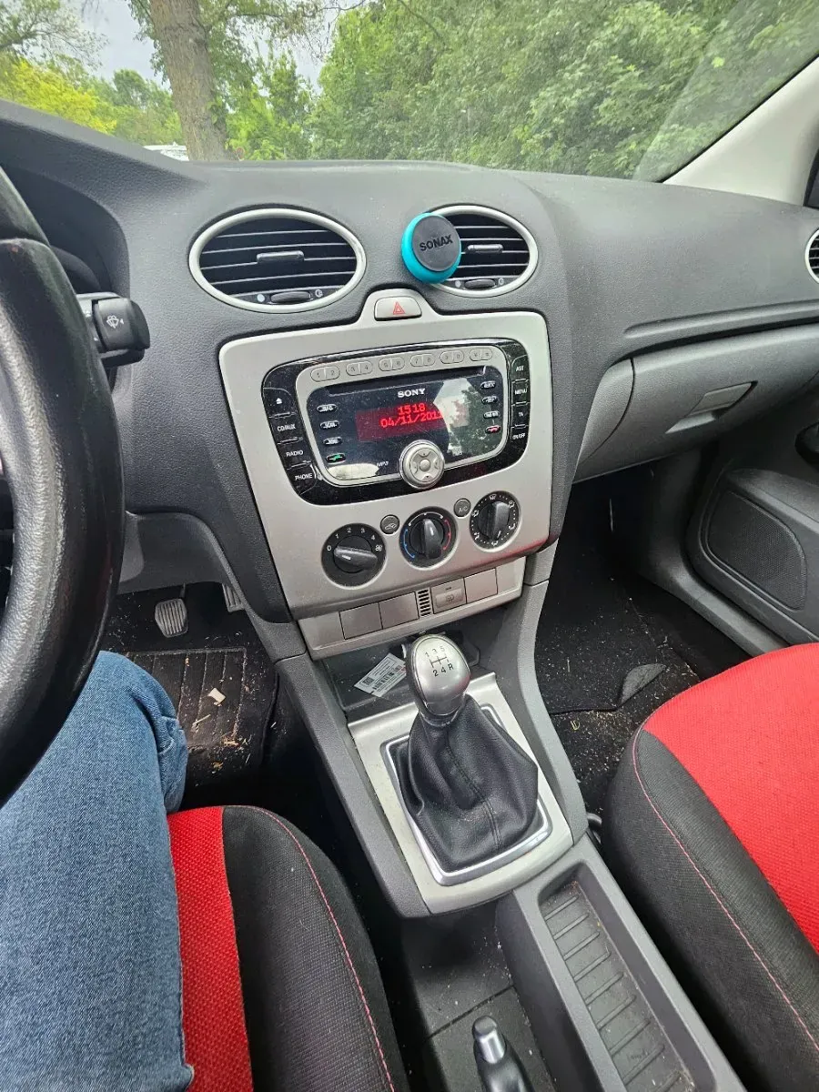 Ford Focus 2010 photo 2