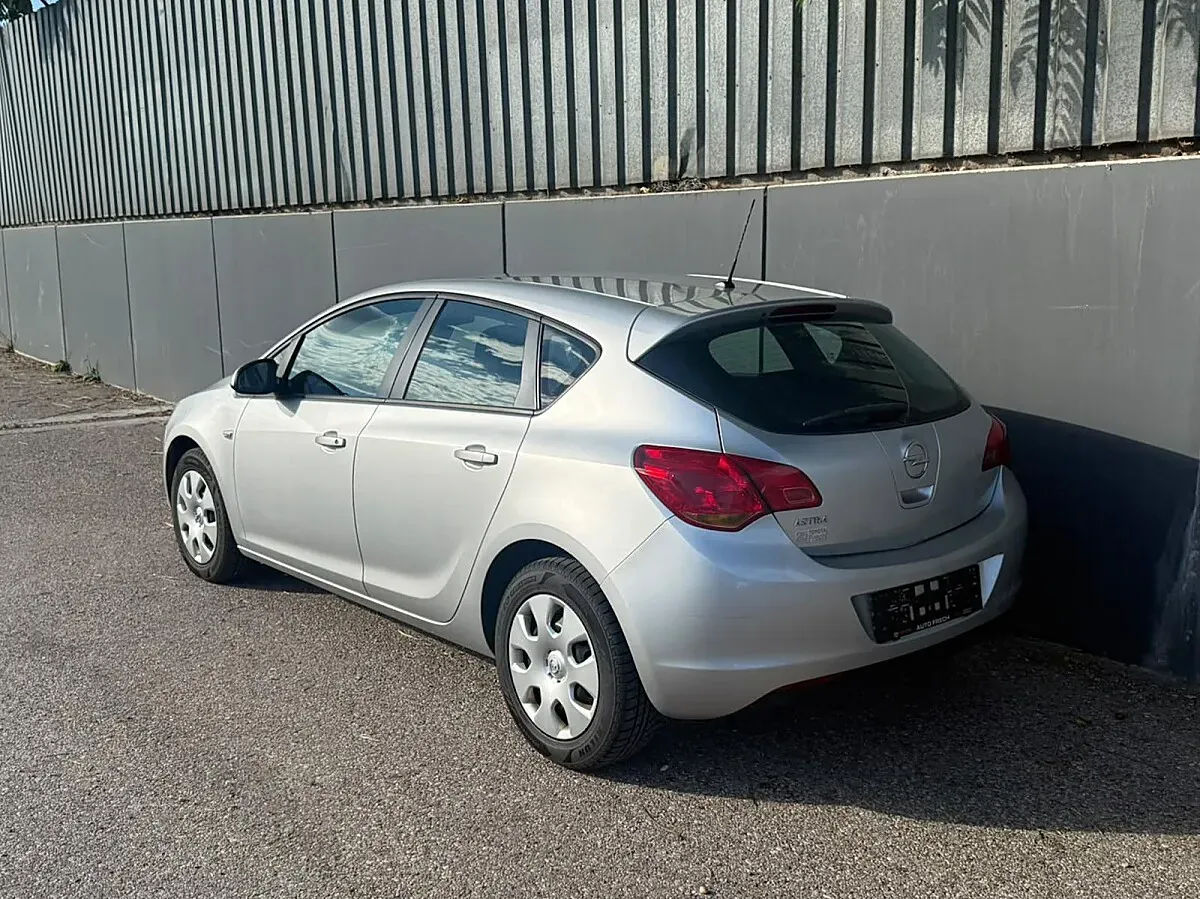 Opel Astra 2010 photo 3