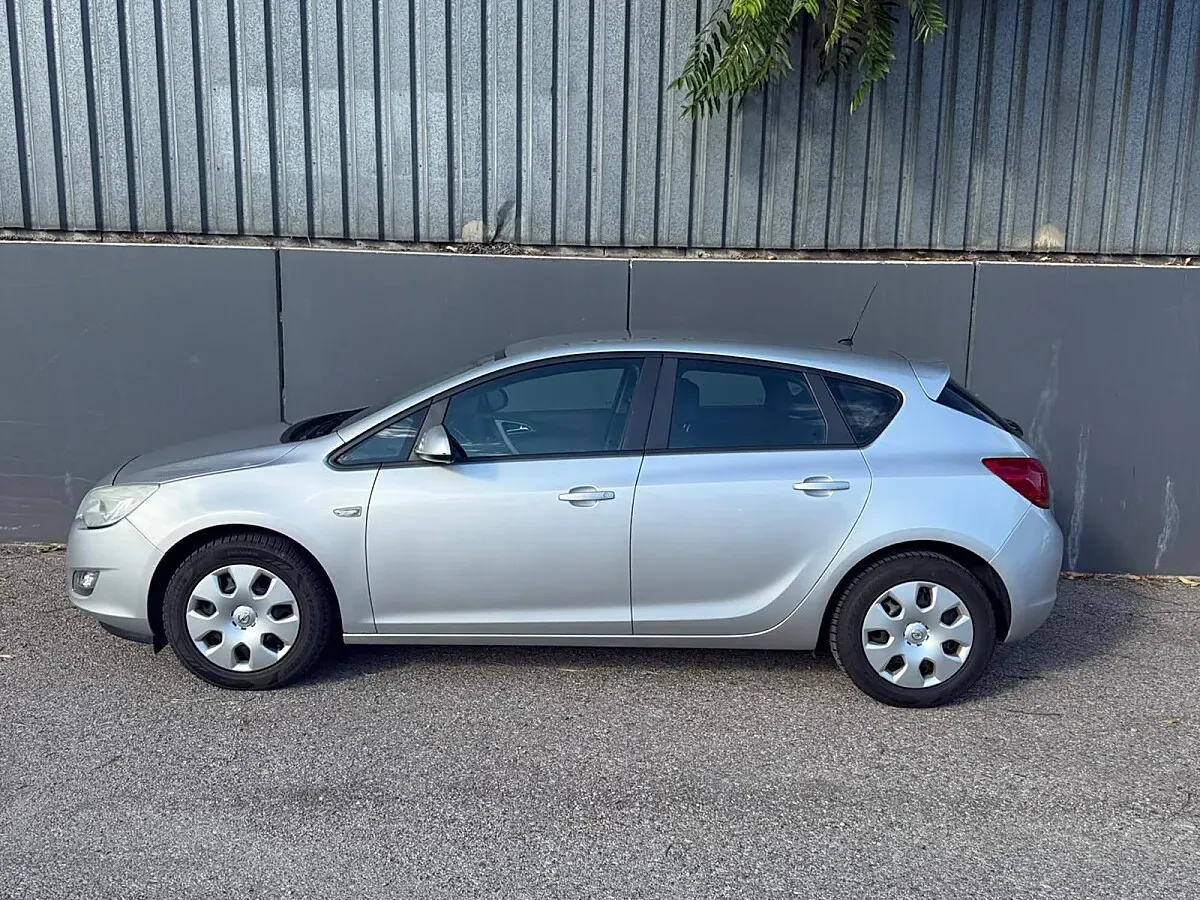 Opel Astra 2010 photo 2