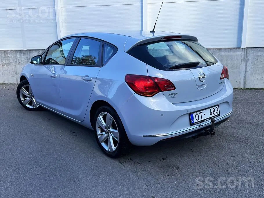Opel Astra 2012 photo 2
