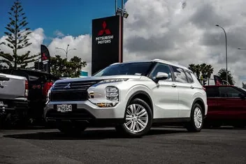 Mitsubishi Outlander 2022 photo 2