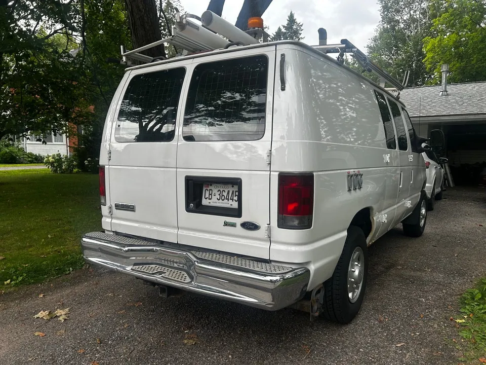 Ford E-350 2010 photo 2