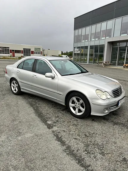 Mercedes-Benz C180 2004 photo 3