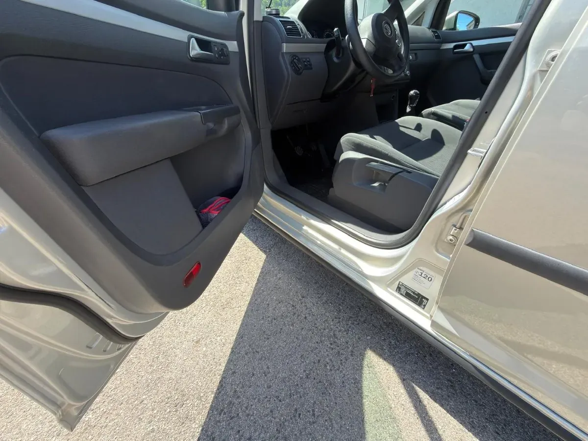 Volkswagen Touran 2014 photo 3