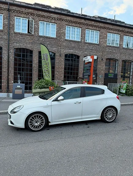 Alfa Romeo Giulietta 2011 photo 2