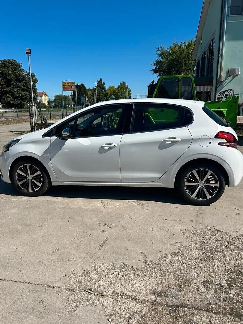 Peugeot 208 2016 photo 5