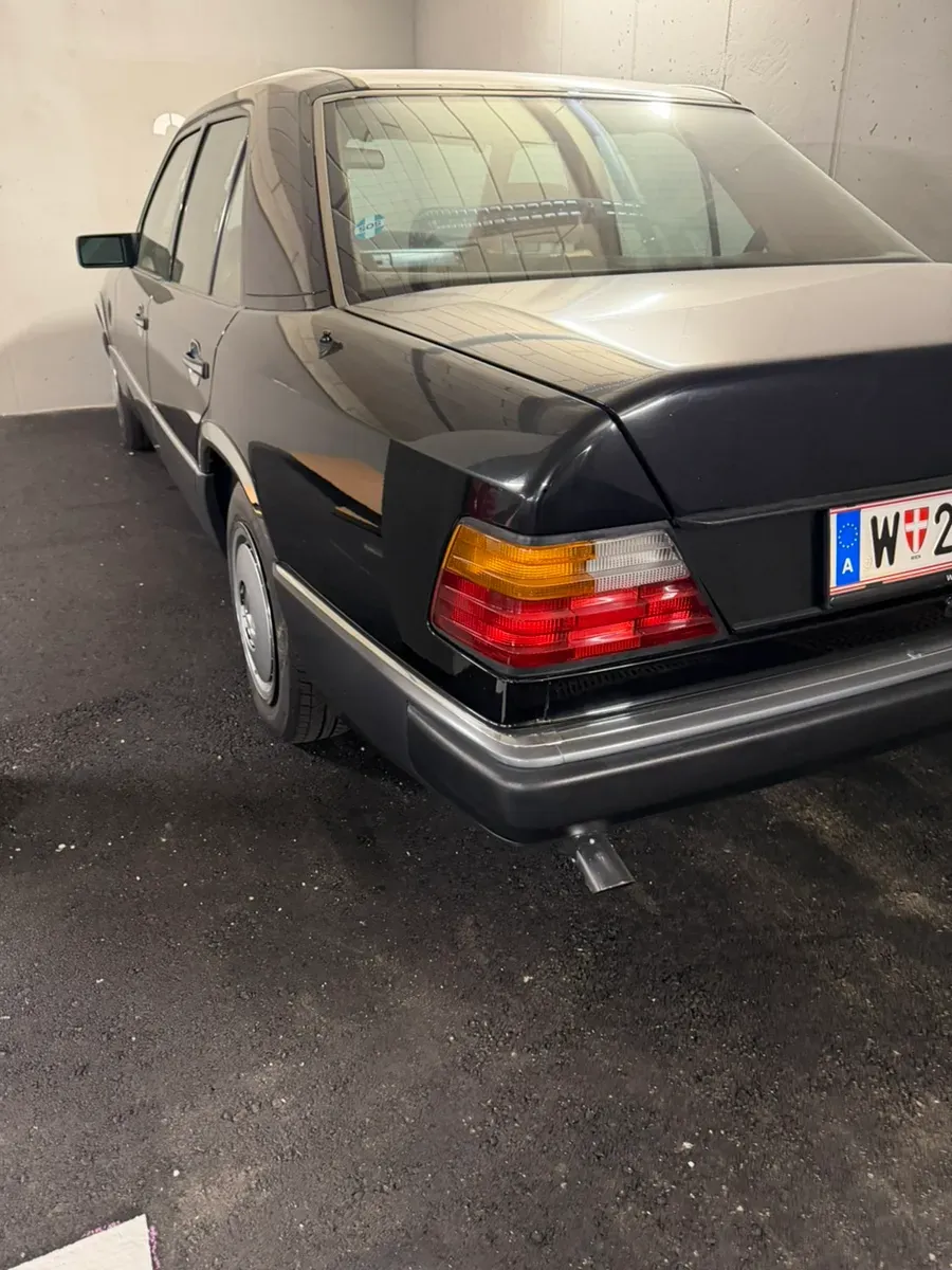 Mercedes-Benz E-Class 1990 photo 3
