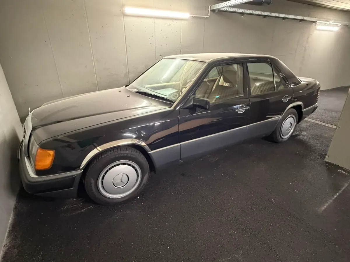 Mercedes-Benz E-Class 1990 photo 2