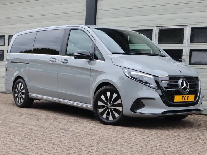 Mercedes-Benz Eqv 300 2024 photo 2