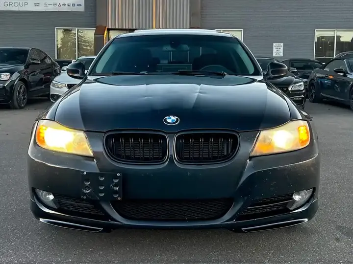 BMW 3 Series 2011 photo 2