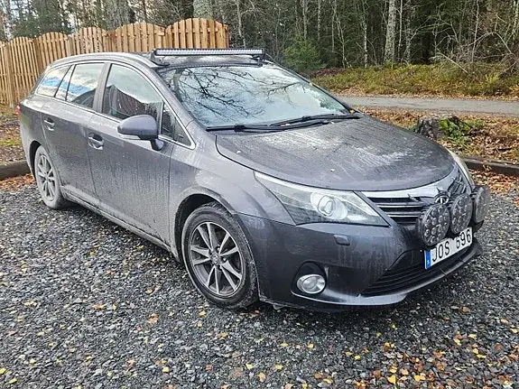 Toyota Avensis 2013 photo 2