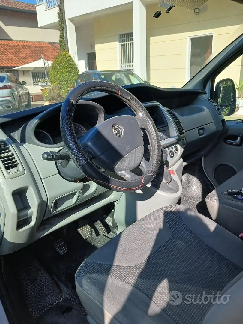 Opel Vivaro 2011 photo 3