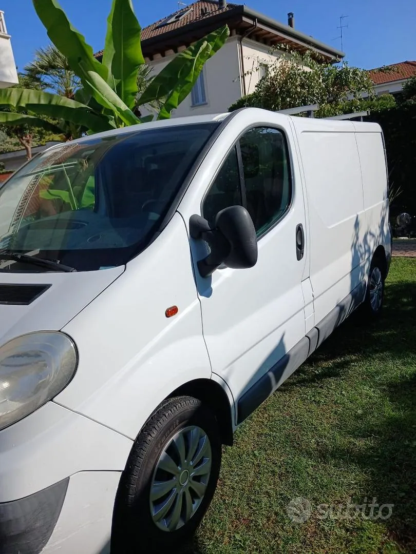 Opel Vivaro 2011 photo 2