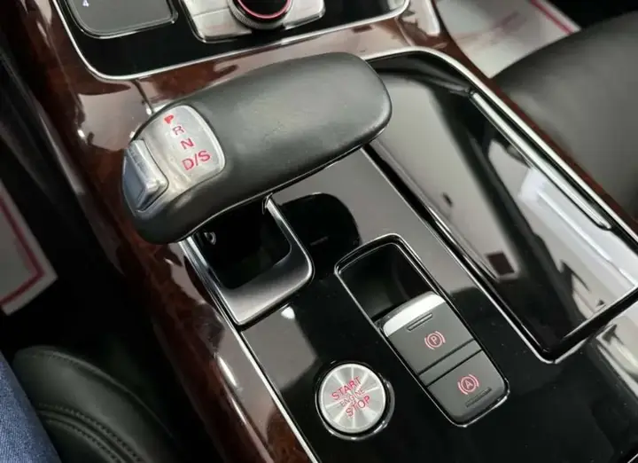Audi A8 2012 photo 3