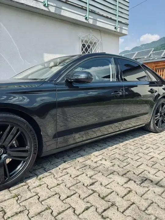 Audi A8 2012 photo 2