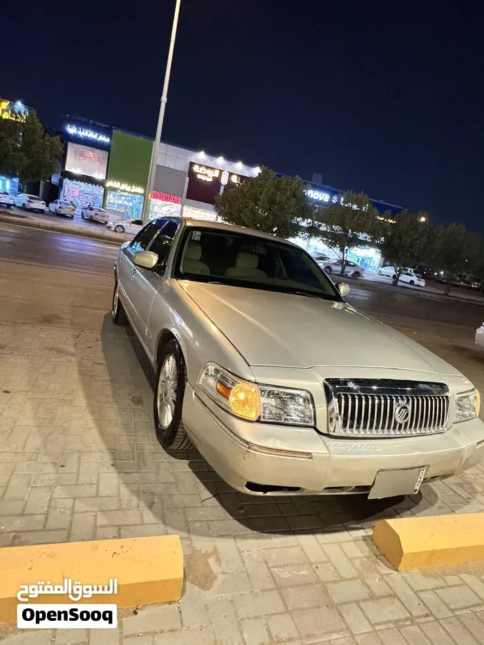 Ford Grand Marquis 2010 photo 2