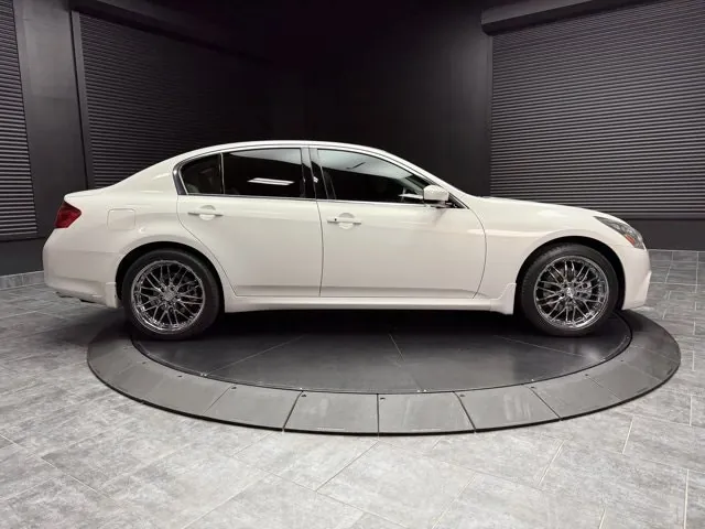 Infiniti G37 2010 photo 2