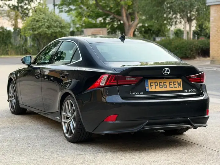 Lexus Is 2016 photo 5