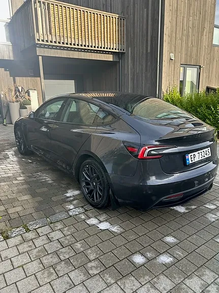 Tesla Model 3 2026 photo 4