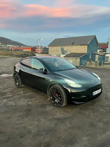 Tesla Model Y 2025 photo 2