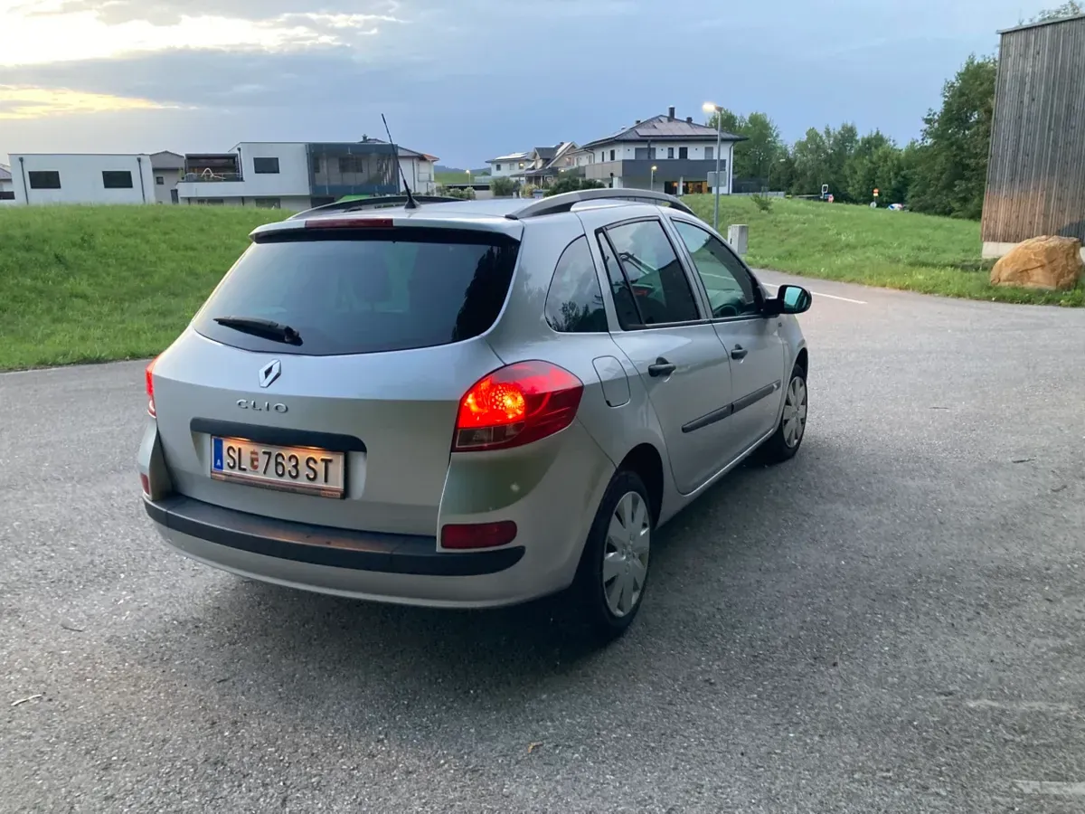Renault Clio 2011 photo 2
