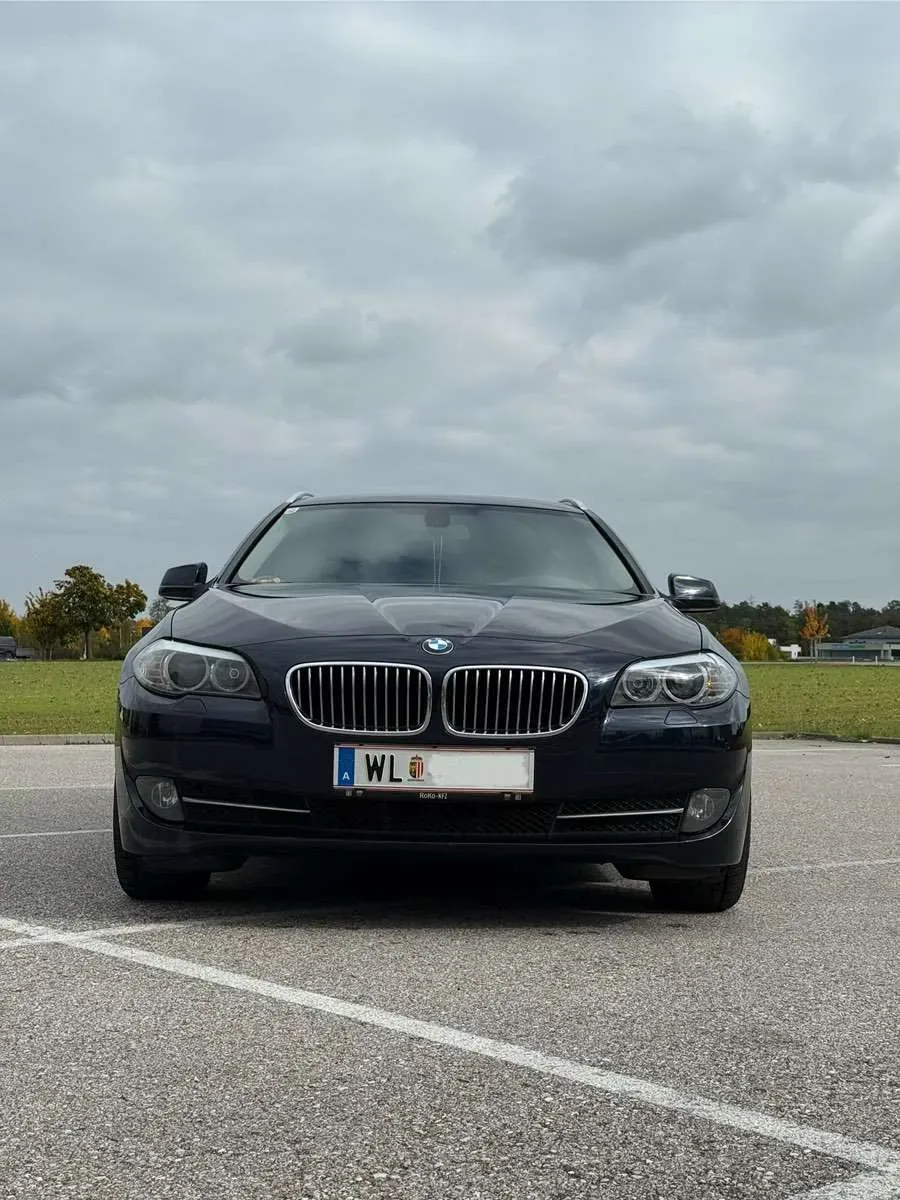 BMW 5 Series 2012 photo 2