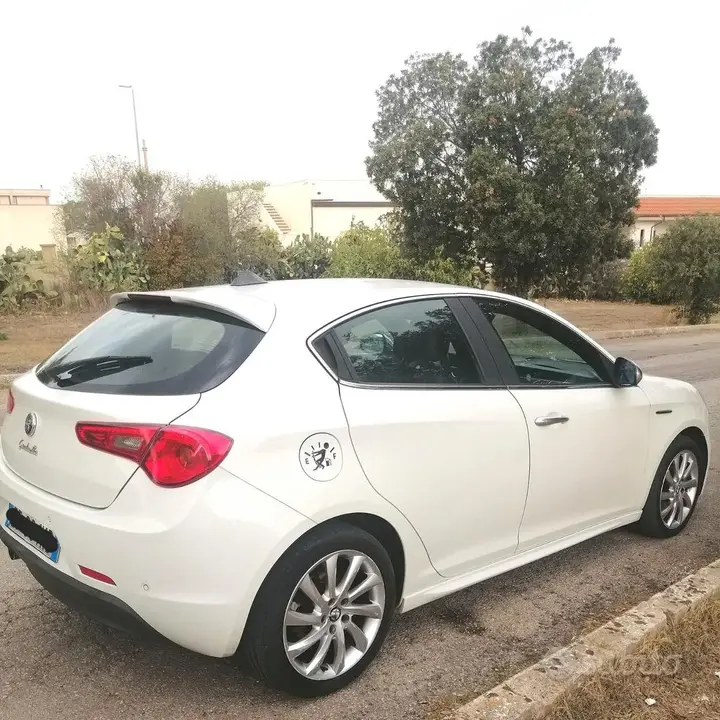 Alfa Romeo Giulietta 2011 photo 2