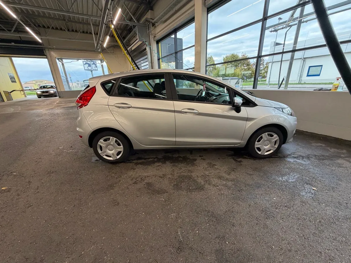 Ford Fiesta 2010 photo 2