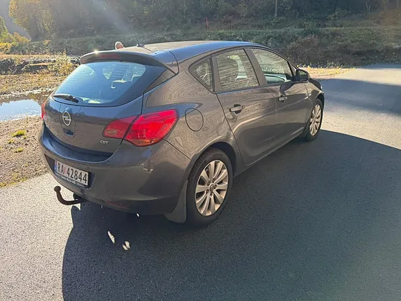Opel Astra 2011 photo 3