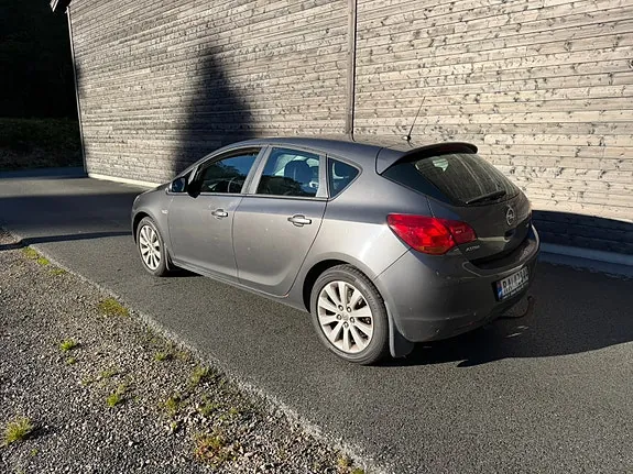 Opel Astra 2011 photo 2