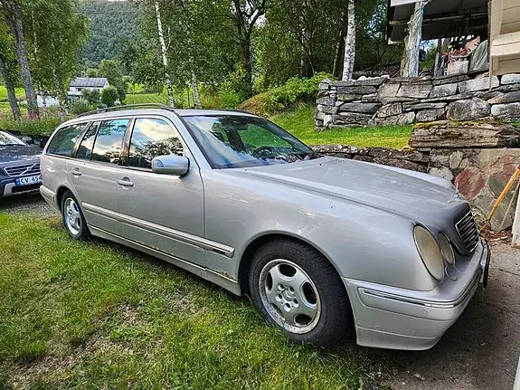 Mercedes-Benz E 220 2001 photo 3