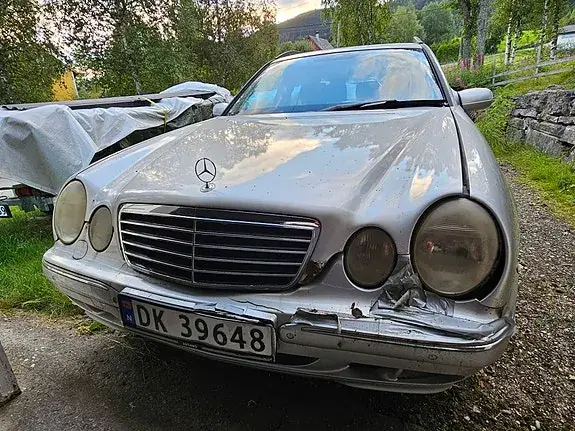 Mercedes-Benz E 220 2001 photo 4