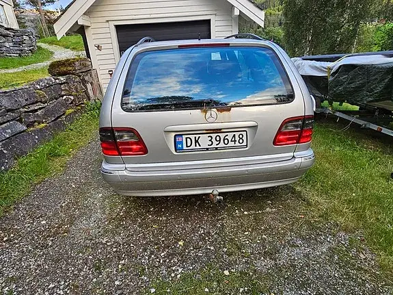 Mercedes-Benz E 220 2001 photo 2