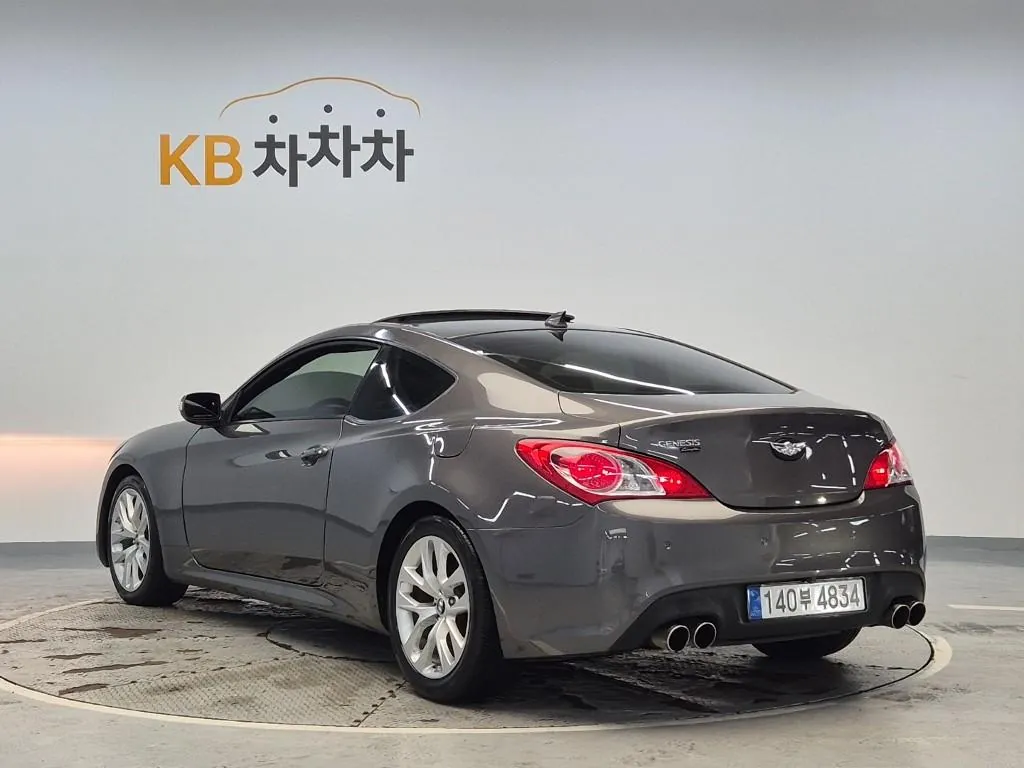 Hyundai Genesis 2012 photo 2