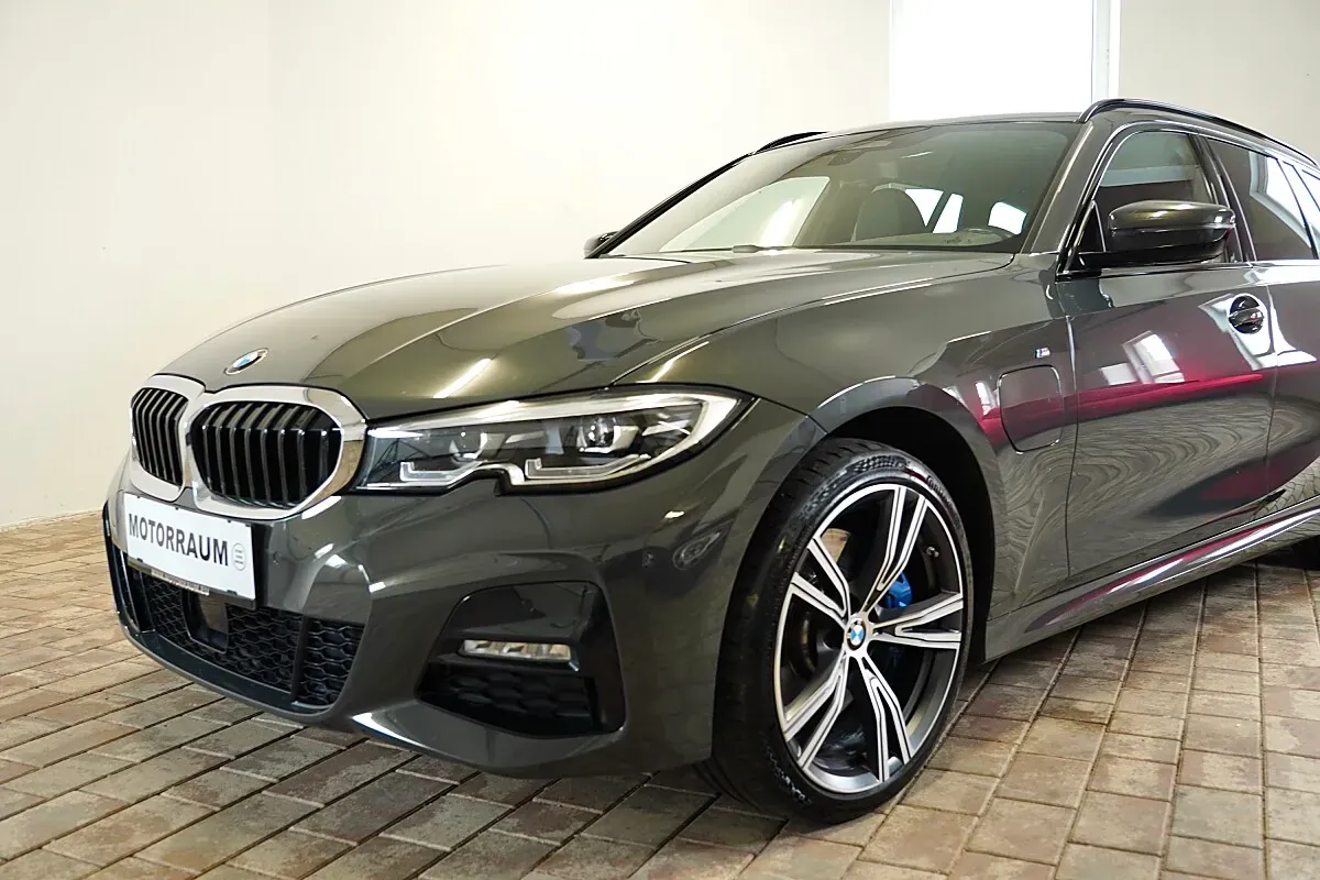 BMW 3 Series 2021 photo 2
