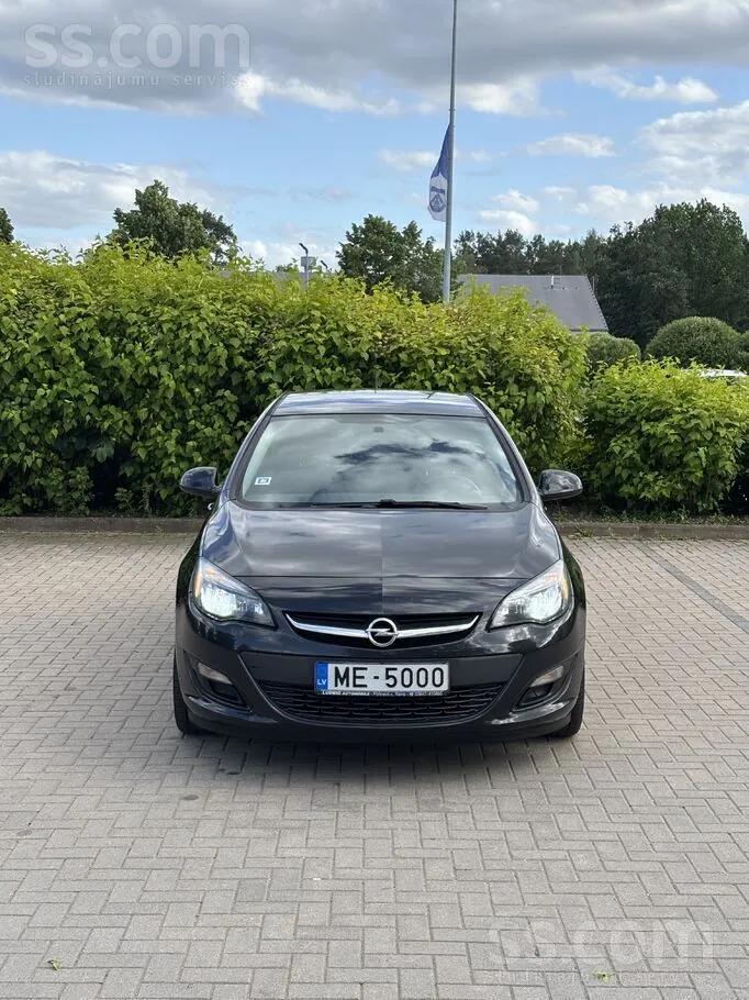 Opel Astra 2014 photo 2