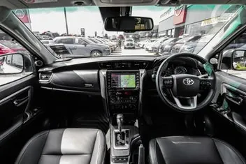 Toyota Fortuner 2023 photo 3
