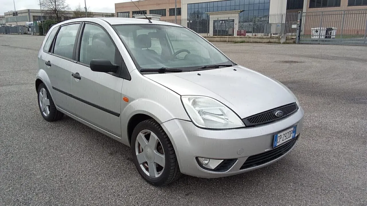 Ford Fiesta 2004 photo 2