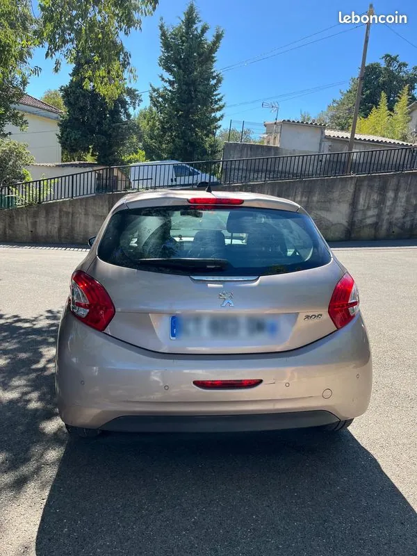 Peugeot 208 2013 photo 2