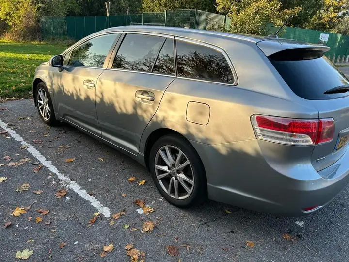 Toyota Avensis 2011 photo 3
