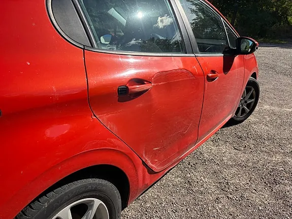 Peugeot 208 2015 photo 5